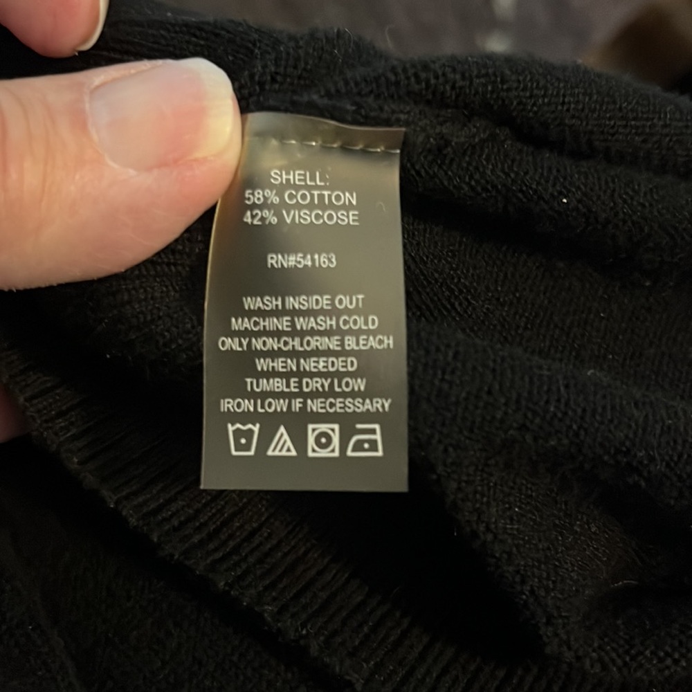 Calvin Klein sweater. - Picture 4 of 4